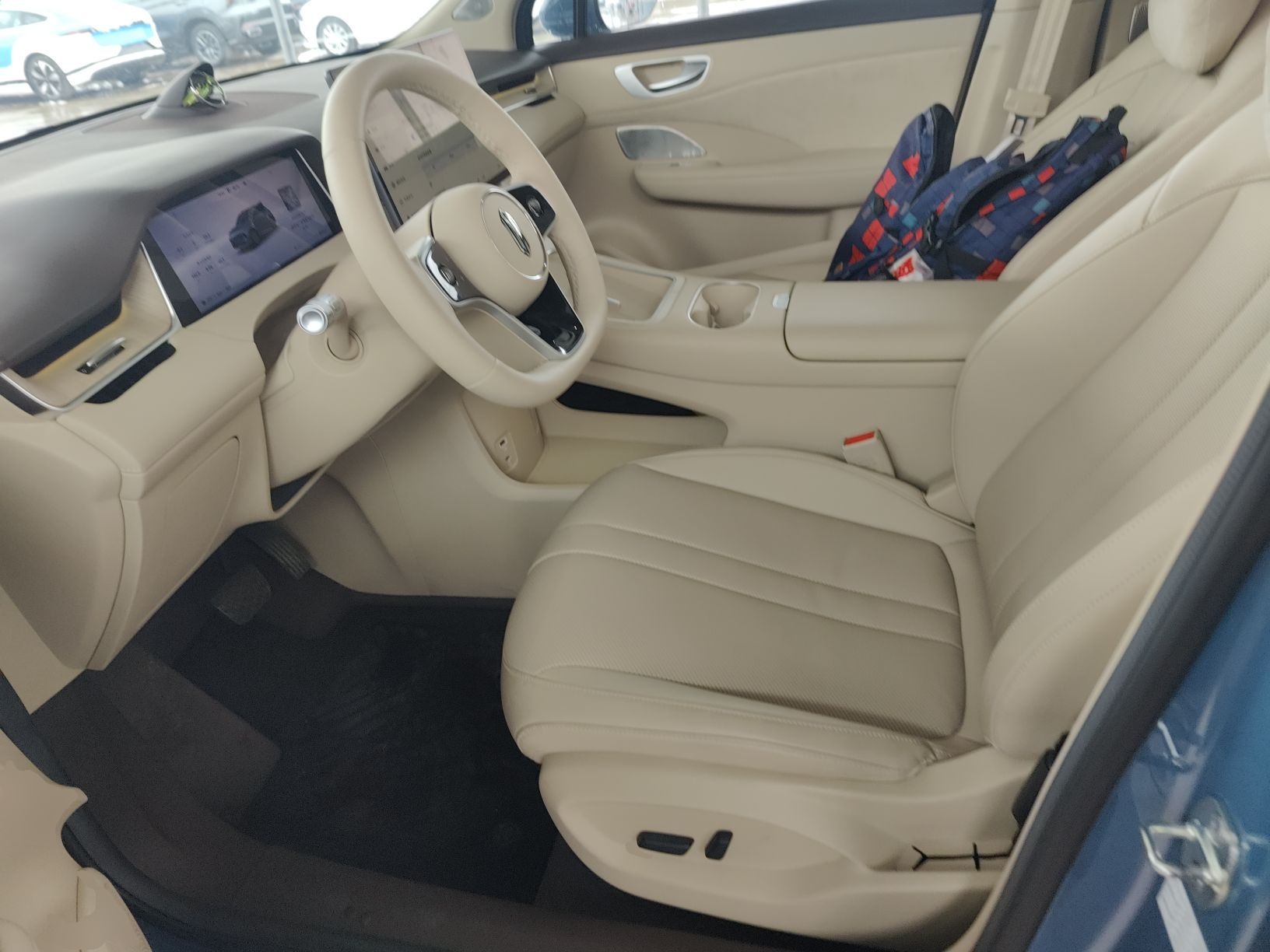 المقاعد الأمامية داخل السيارة