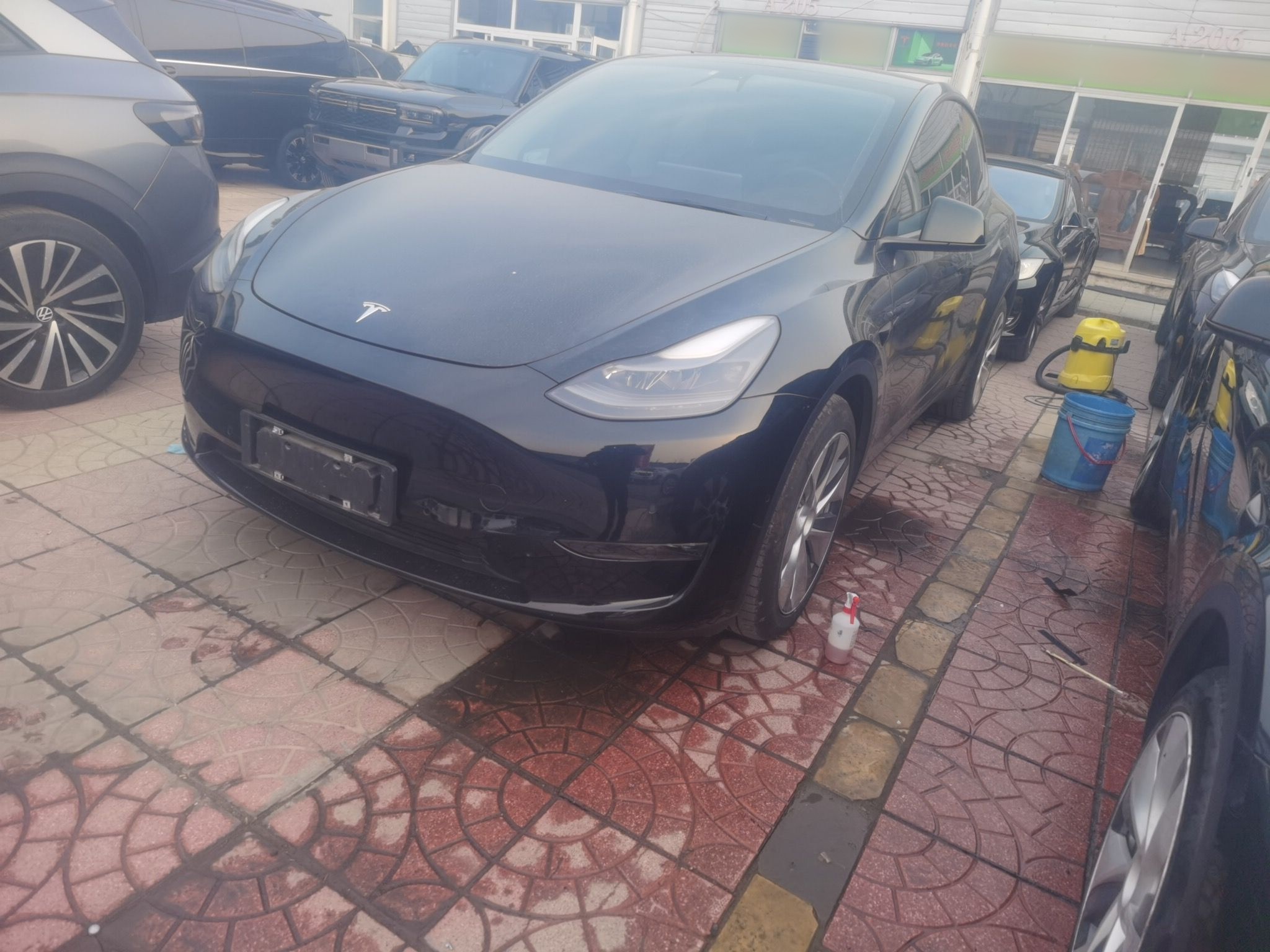 Под передней частью автомобиля