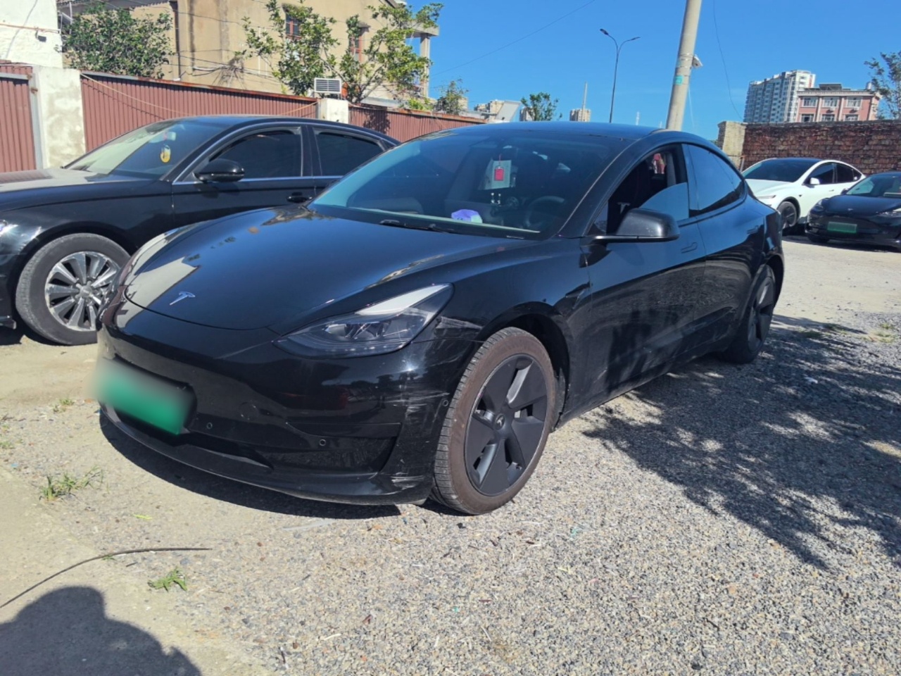 Под передней частью автомобиля