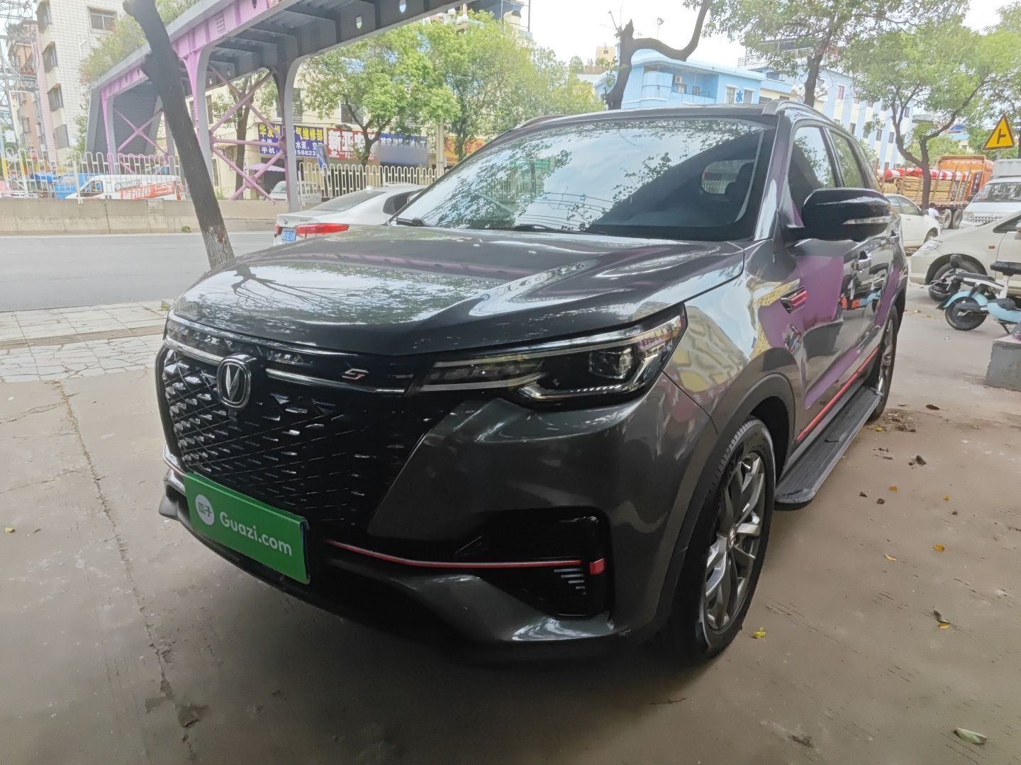 Под передней частью автомобиля