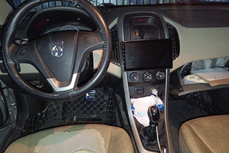 Used Baojun 630 2013 1.5L manual standard version Center Console