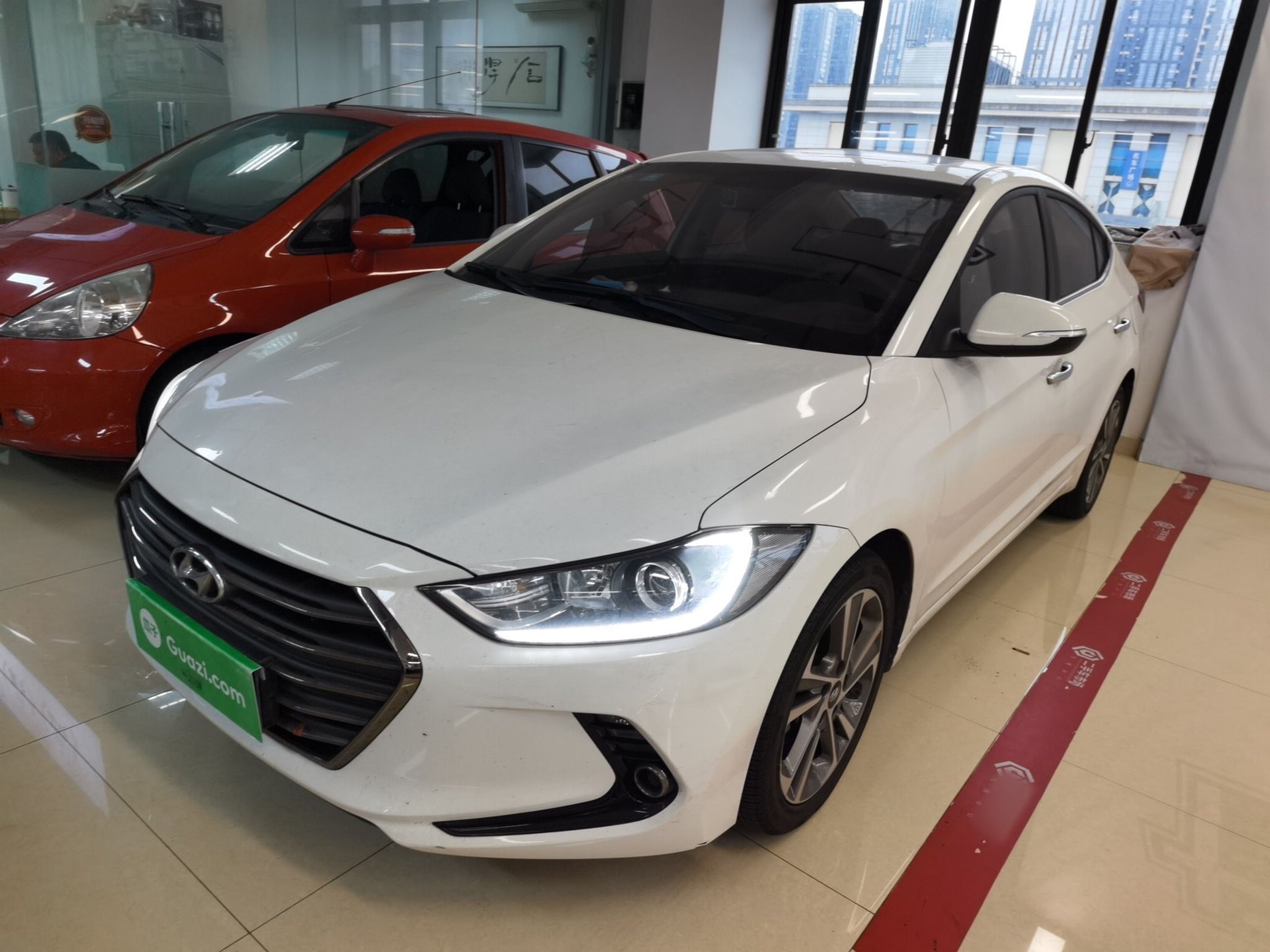 تحت مقدمة السيارة