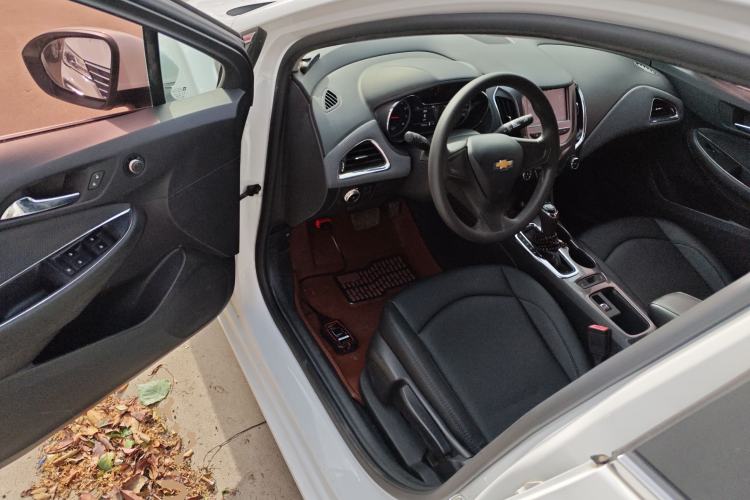 Used Chevrolet Cruze 2017 1.5L Automatic Pioneer Sunroof Edition
