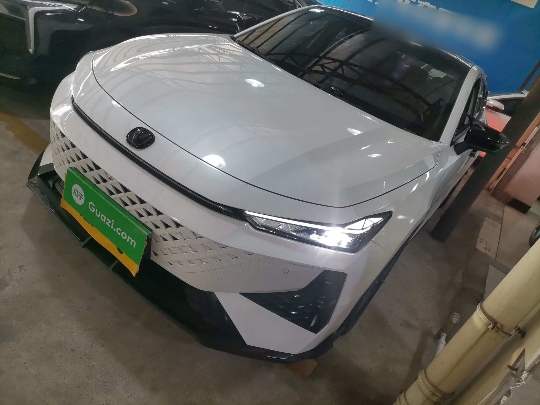 تحت مقدمة السيارة