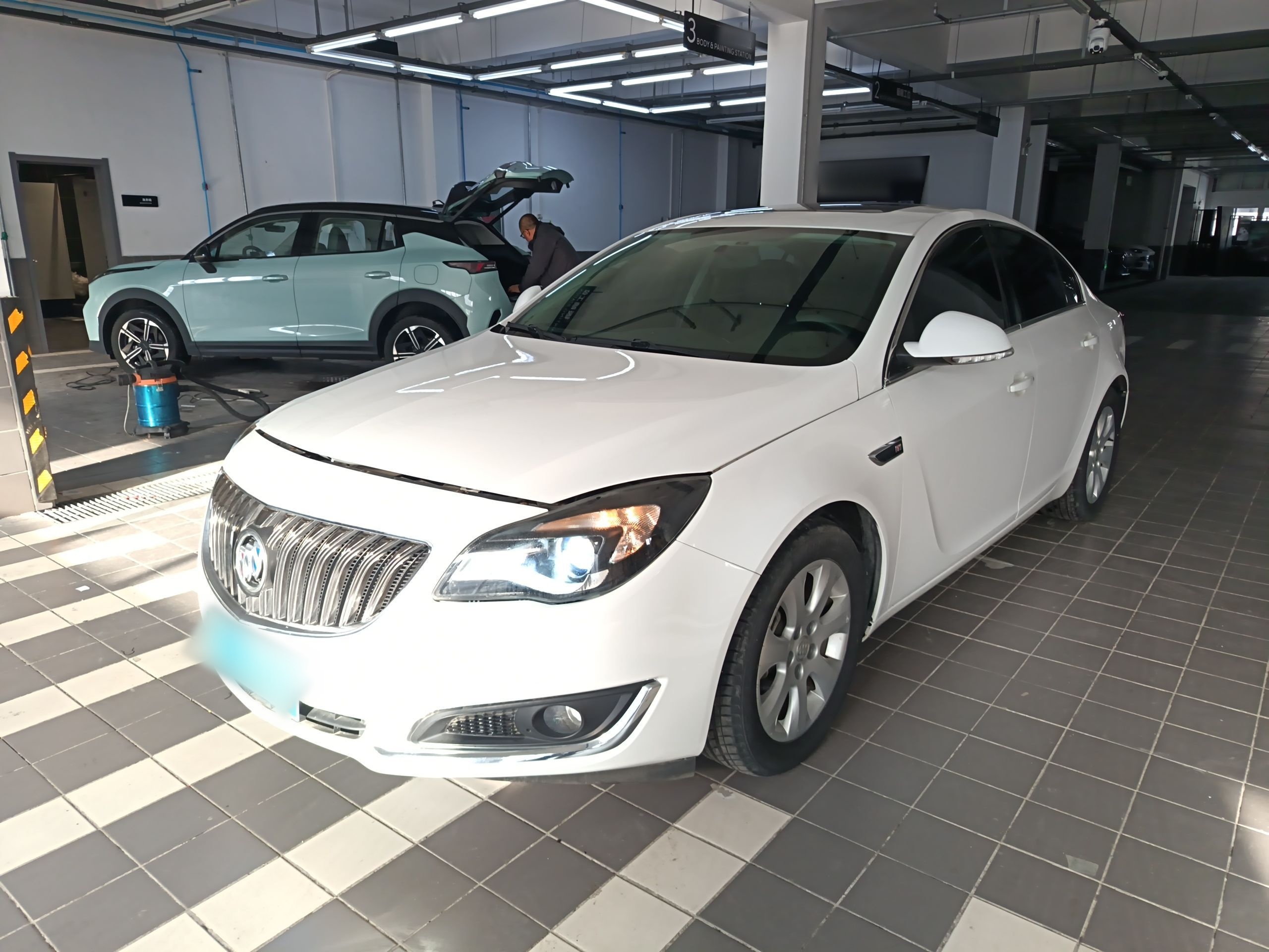 تحت مقدمة السيارة