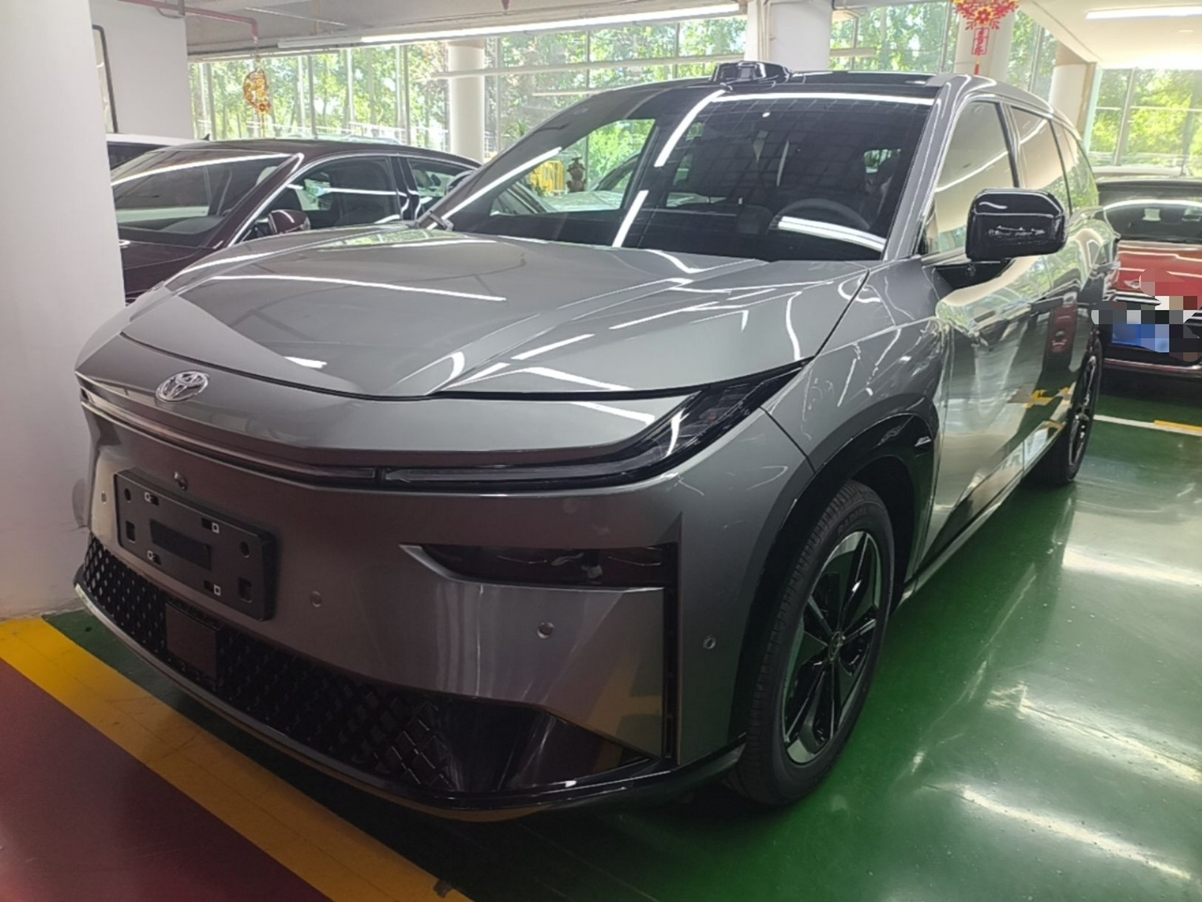 Под передней частью автомобиля