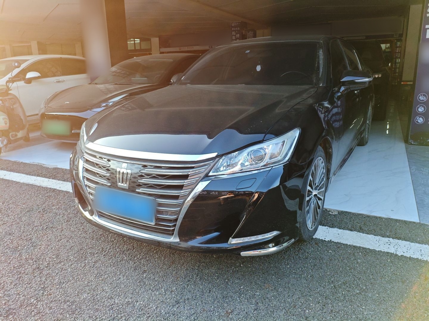 تحت مقدمة السيارة