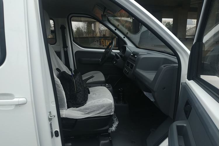 Used Wuling Yangguang 2024 300KM Comfort Version Passenger Van 75kW