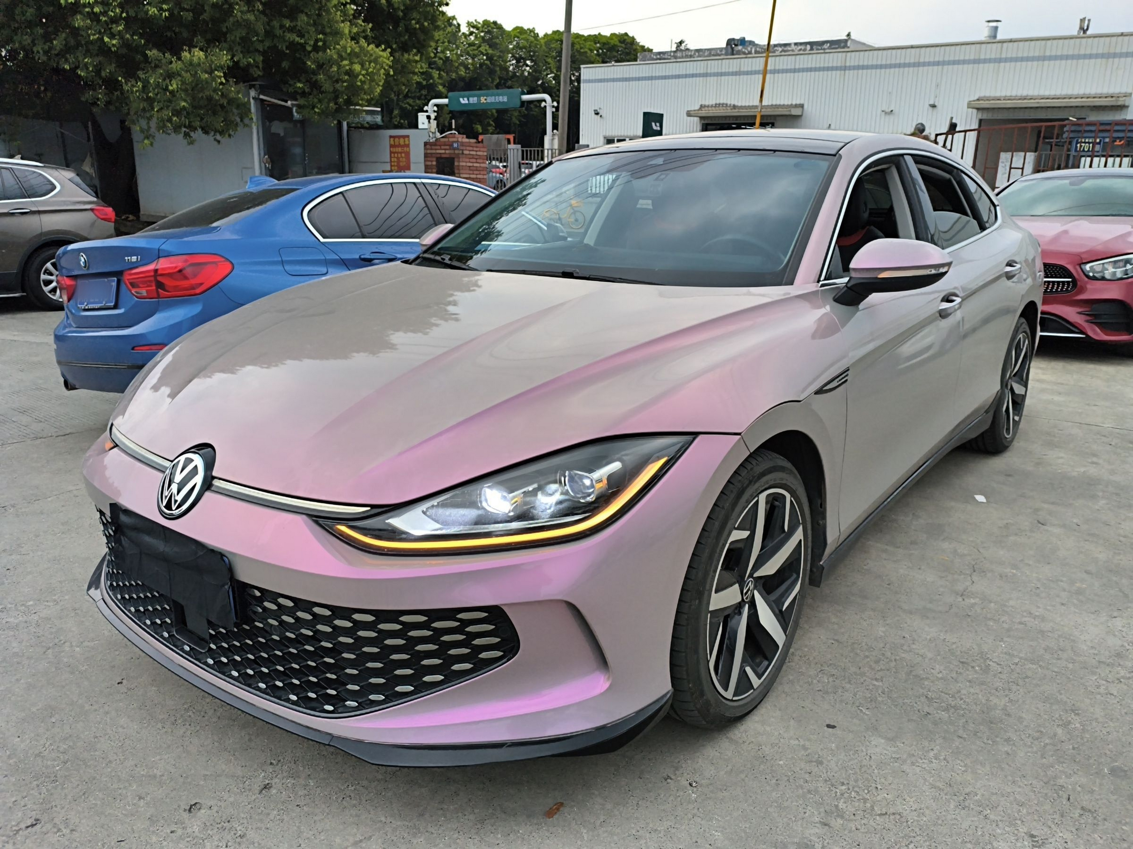 تحت مقدمة السيارة