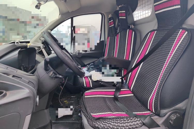 Used Ford Transit 2019 2.0T Diesel Van Mid-Chassis Mid-Roof 3-Seater China VI Standard
