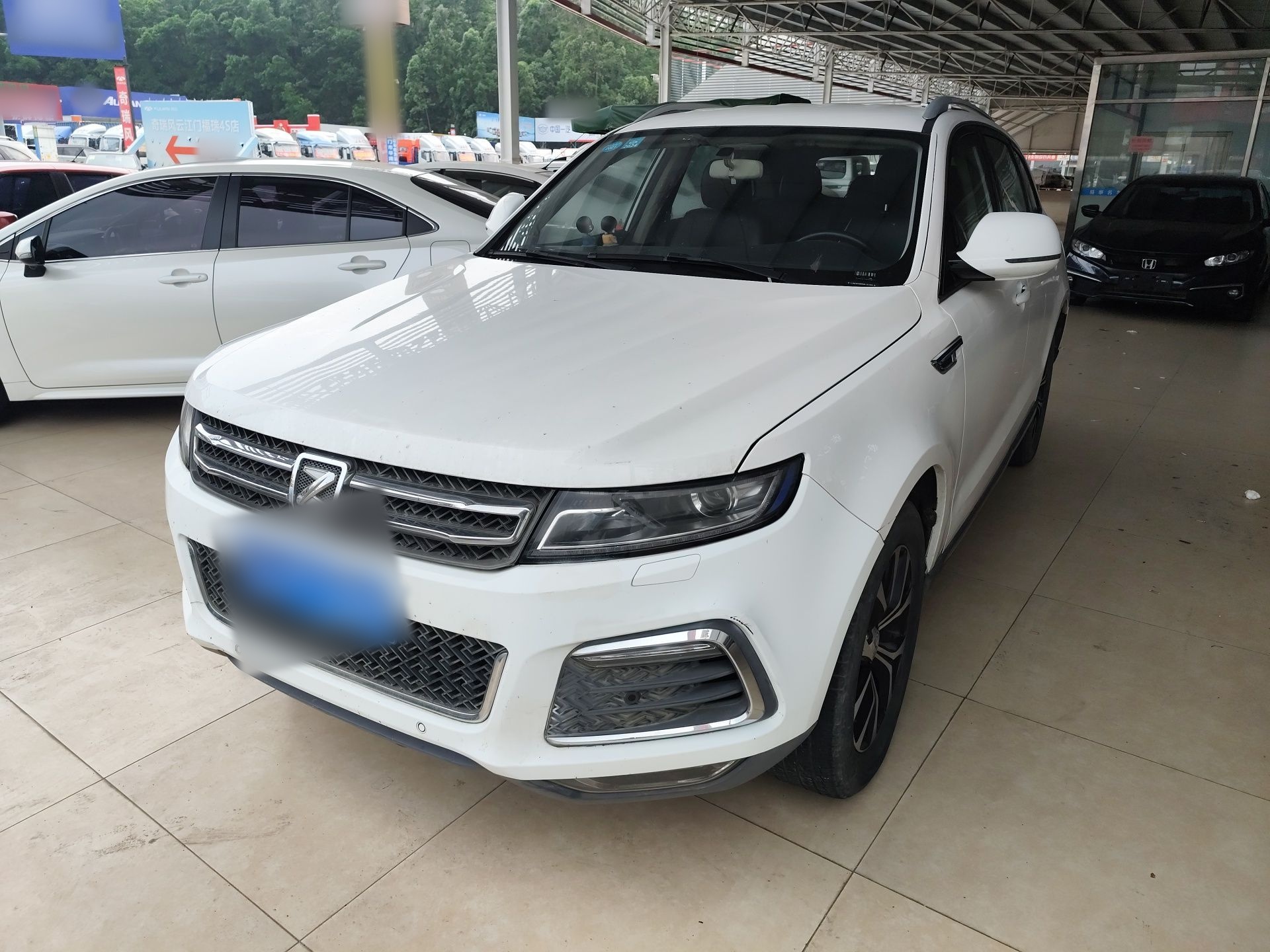 Под передней частью автомобиля