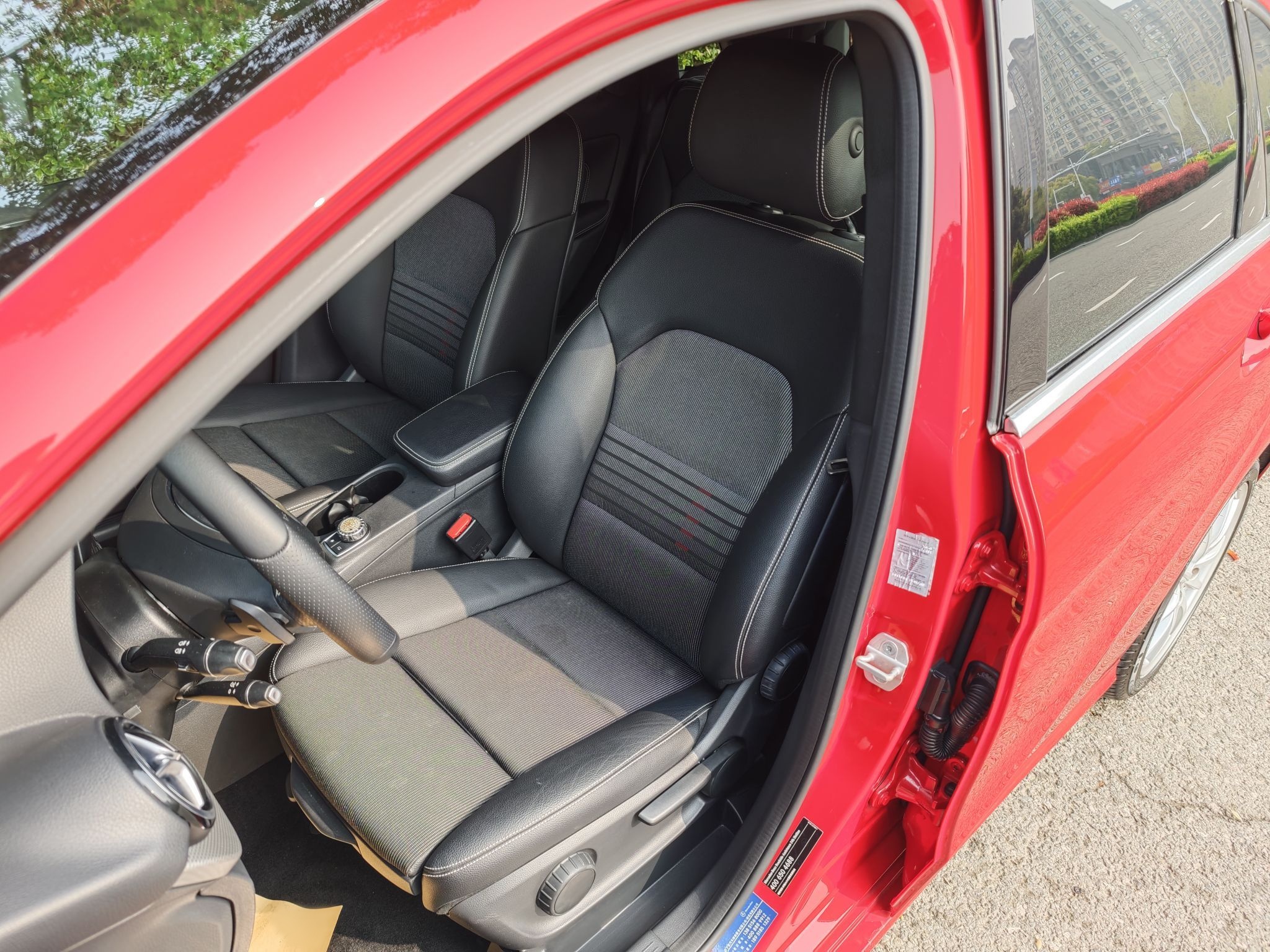 Переднее сиденье в автомобиле