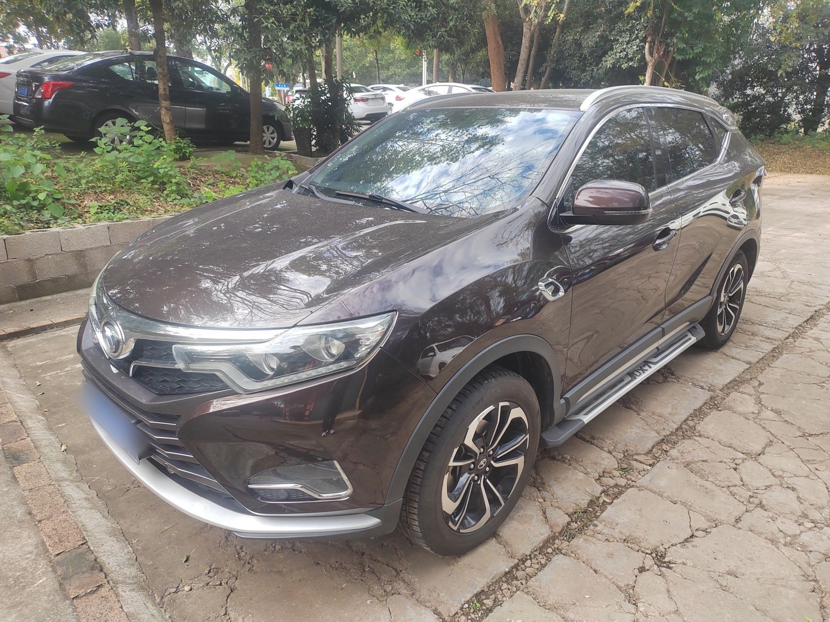 Под передней частью автомобиля