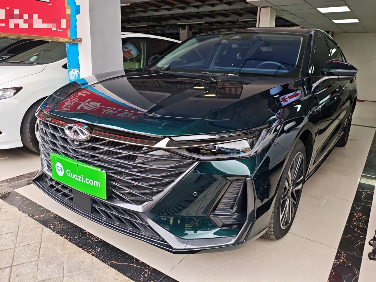 تحت مقدمة السيارة