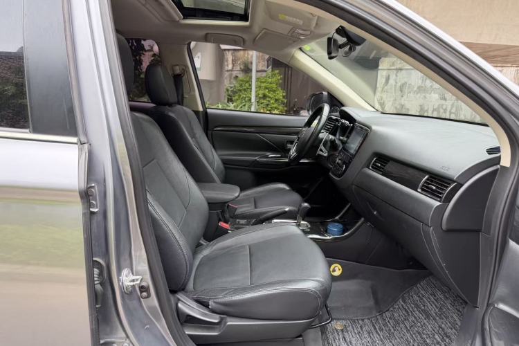 Used Mitsubishi Outlander 2016 2.4L 4x4 Luxury Edition 7-Seater
