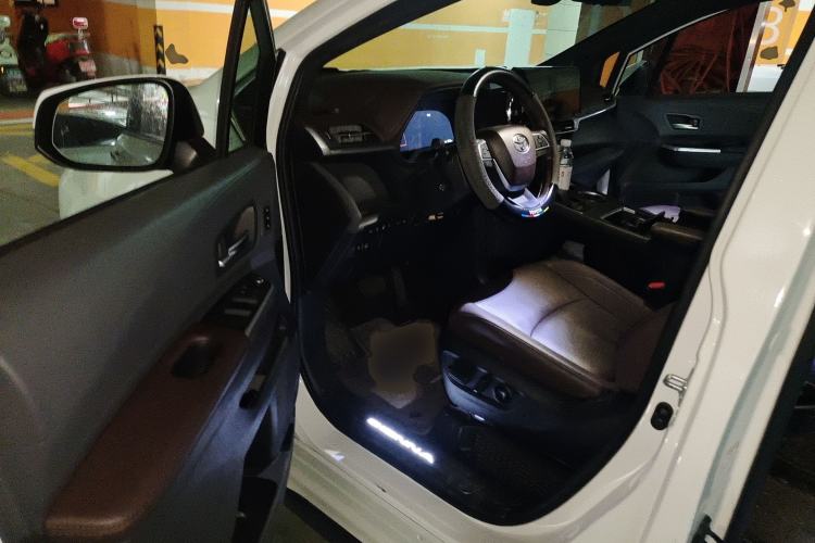 Used Toyota SIENNA 2023 2.5L Hybrid Platinum Edition Driver Seat