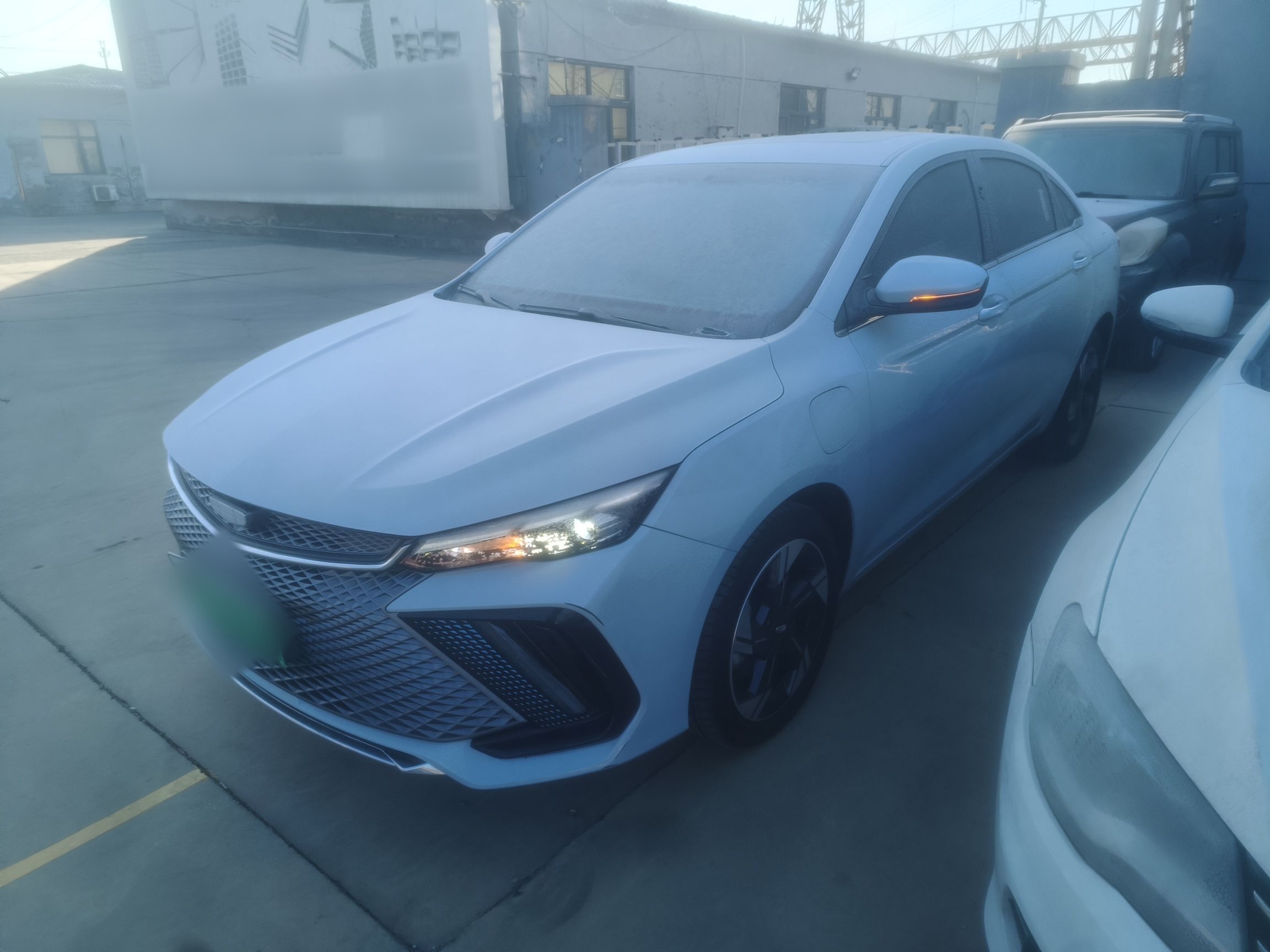 تحت مقدمة السيارة