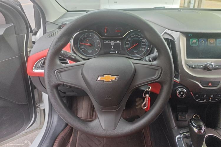 Used Chevrolet Cruze 2017 1.5L Automatic Pioneer Sunroof Edition Steering Wheel