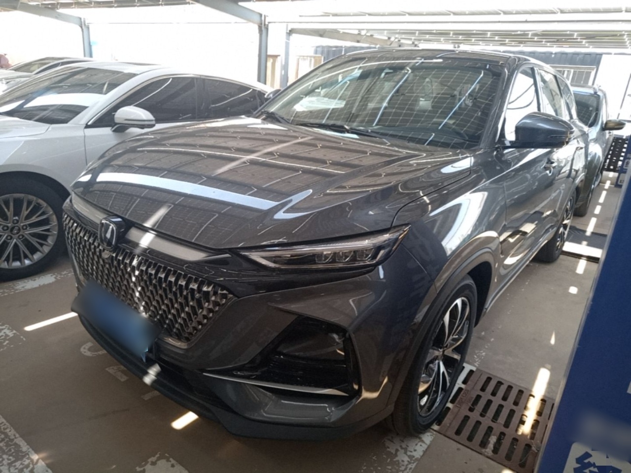Под передней частью автомобиля