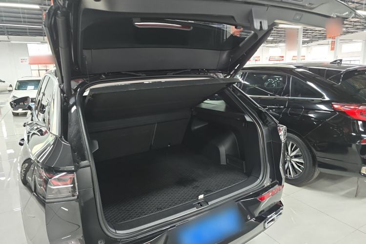 Used Volkswagen Tavendor 2024 380TSI All-Wheel-Drive R-Line Cruise Premium Edition Trunk