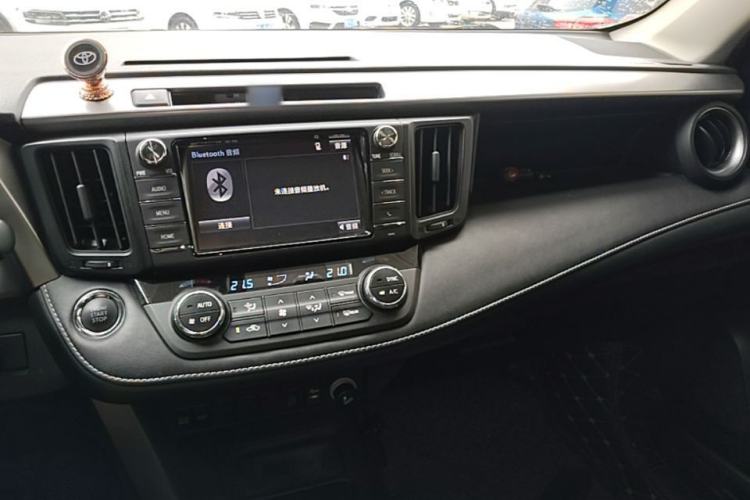 Used Toyota RAV4 2019 2.0L CVT Two-Wheel Drive Luxury Version China VI Standard
