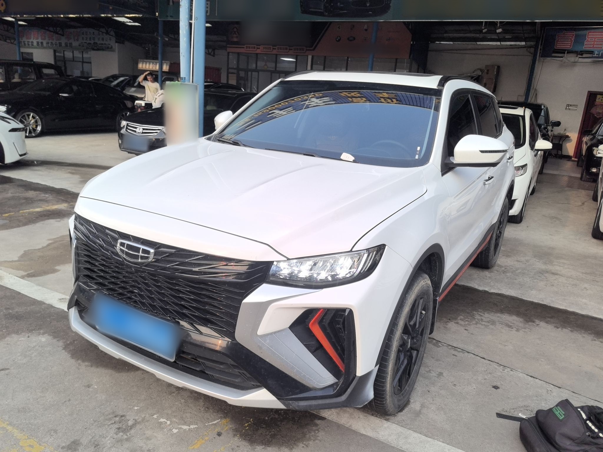 تحت مقدمة السيارة