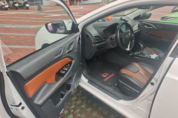 Used BYD Qin New Energy 2015 1.5T Dual-Crown Flagship Plus Edition Driver Seat