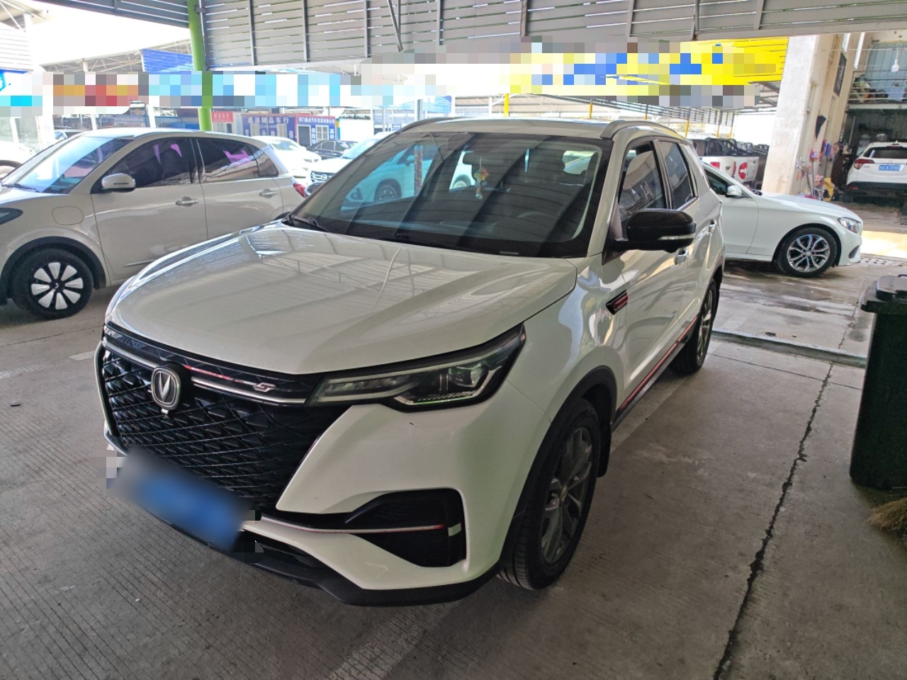 تحت مقدمة السيارة