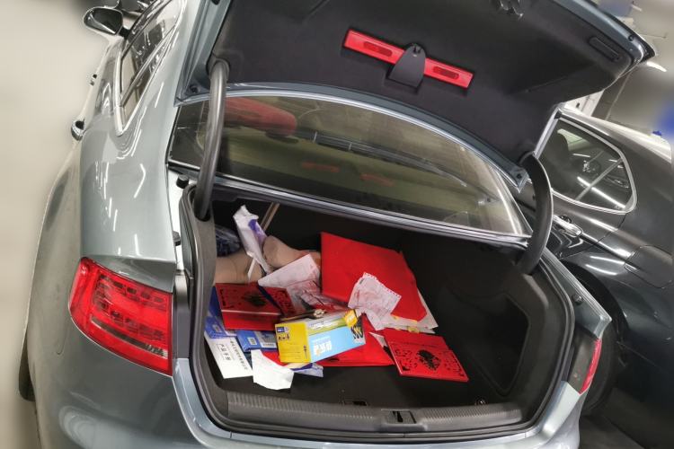 Used Audi A4L 2012 2.0 TFSI automatic Comfort trim level Trunk