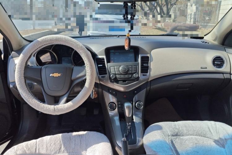 Used Chevrolet Cruze 2015 1.5L Classic SE AT Center Console