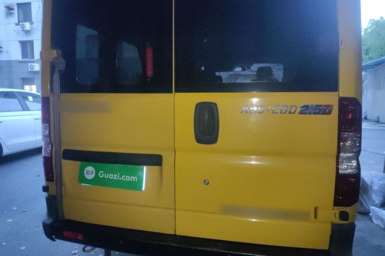 Used Dongfeng Yufeng 2018 2.5T Logistics Vehicle A100 Long Wheelbase Mid-Roof 5-9 Seater China V Emission Standard ZD25 Rear