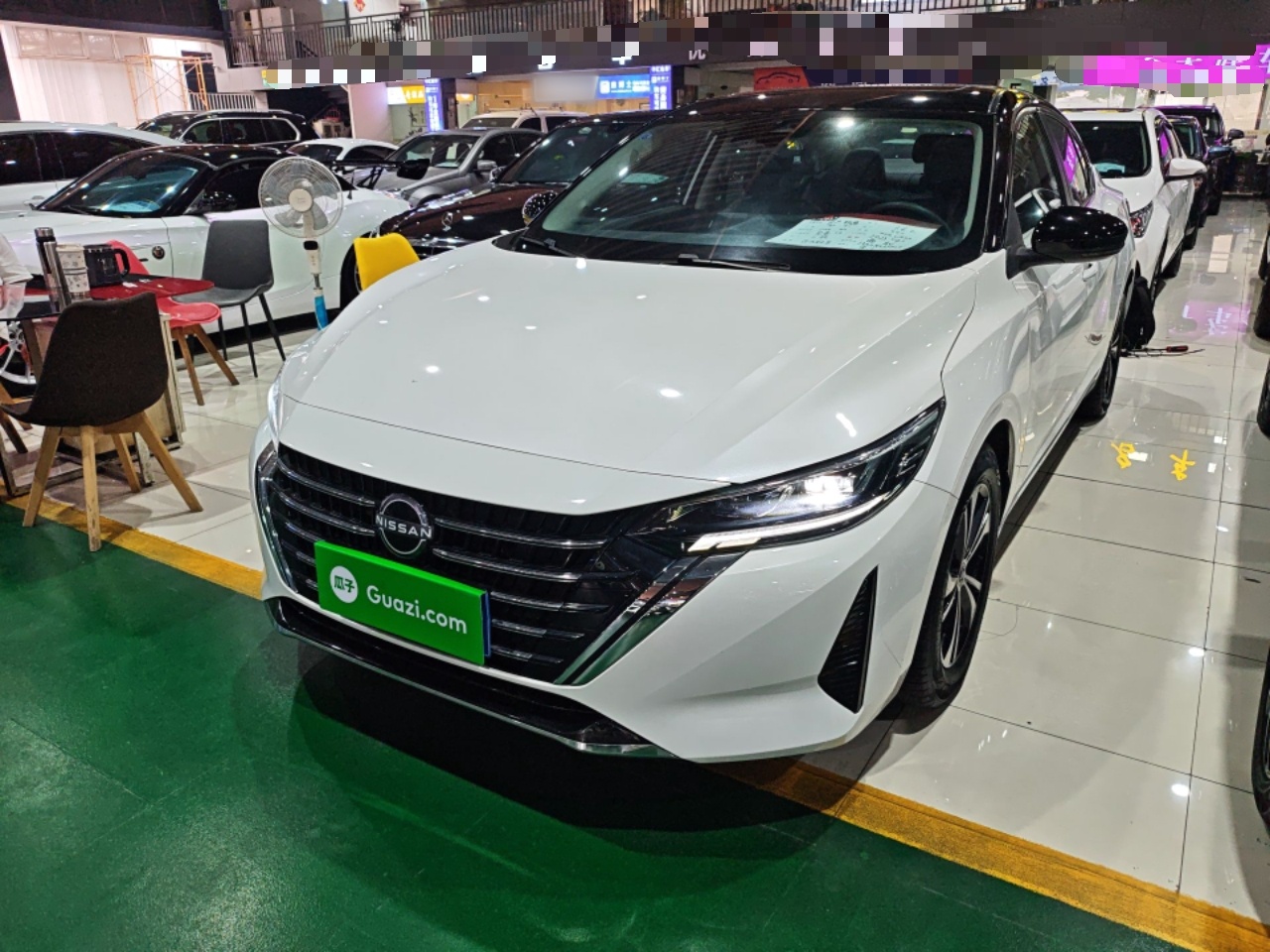 تحت مقدمة السيارة