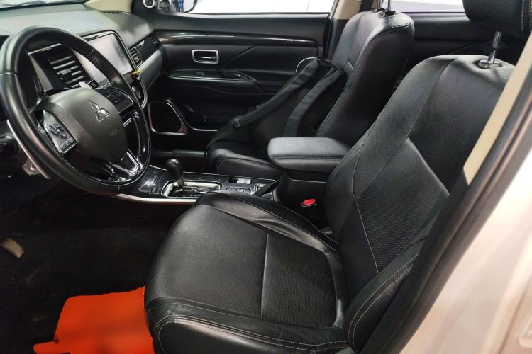 Used Mitsubishi Outlander 2016 2.4L 4x4 Elite Edition 5 Seats Left Front Seat