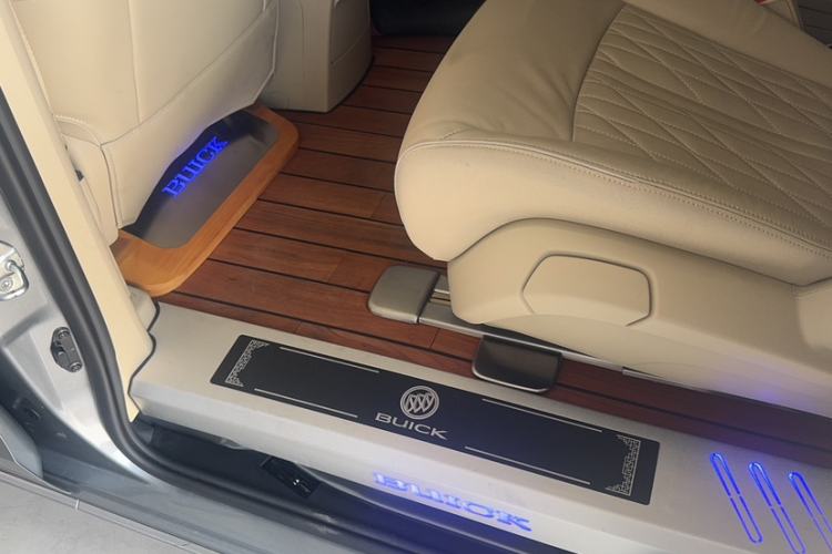 Used Buick GL8 2023 Facelifted Land Cruiser Executive Luxury Version