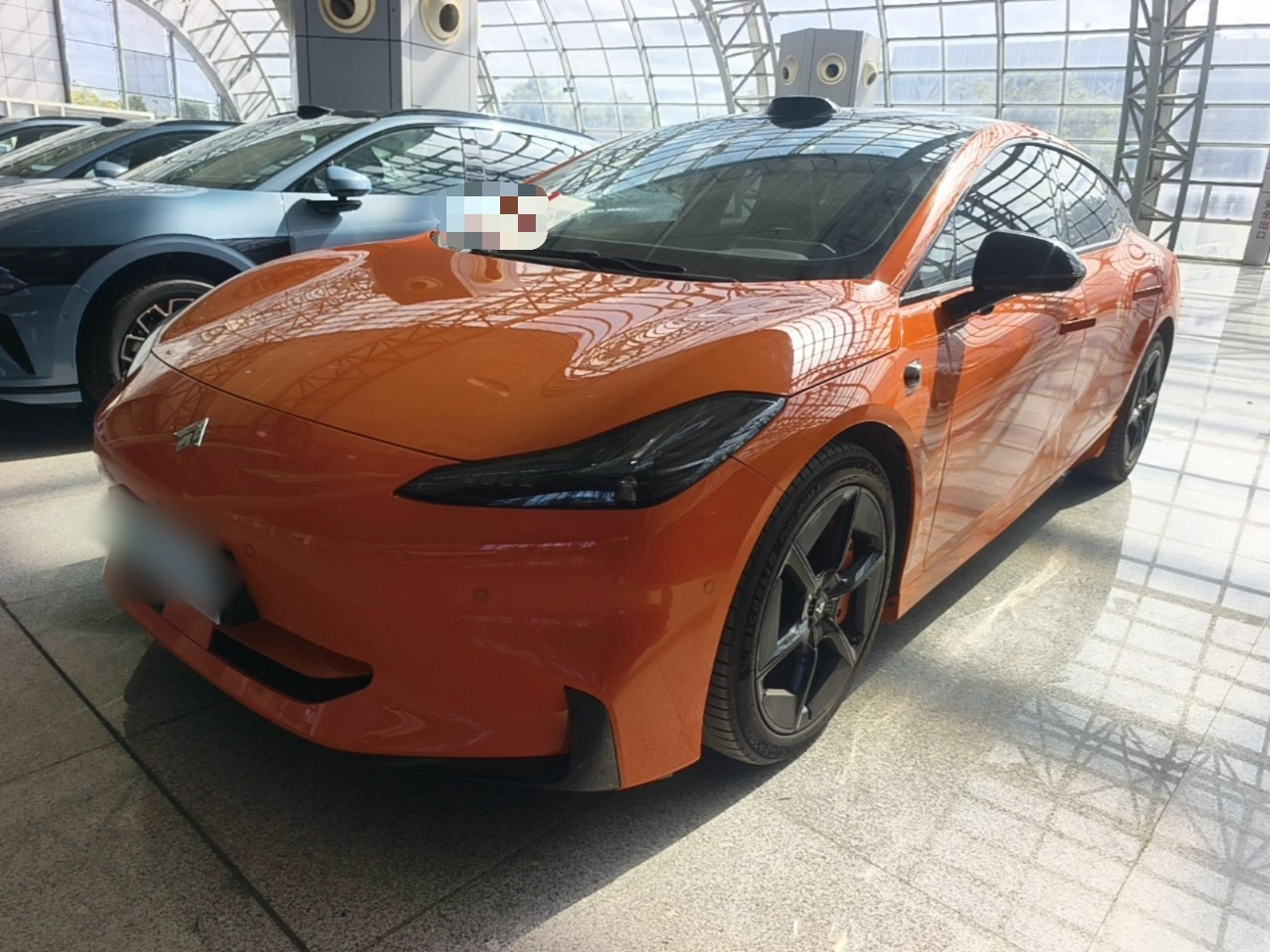 Под передней частью автомобиля