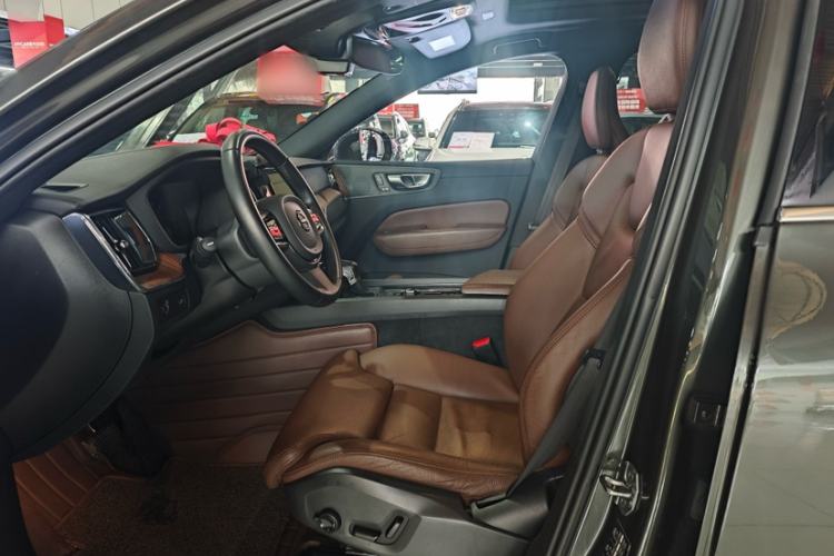 Used Volvo XC60 2021 T5 4x4 Smart Luxury Edition Interior 2