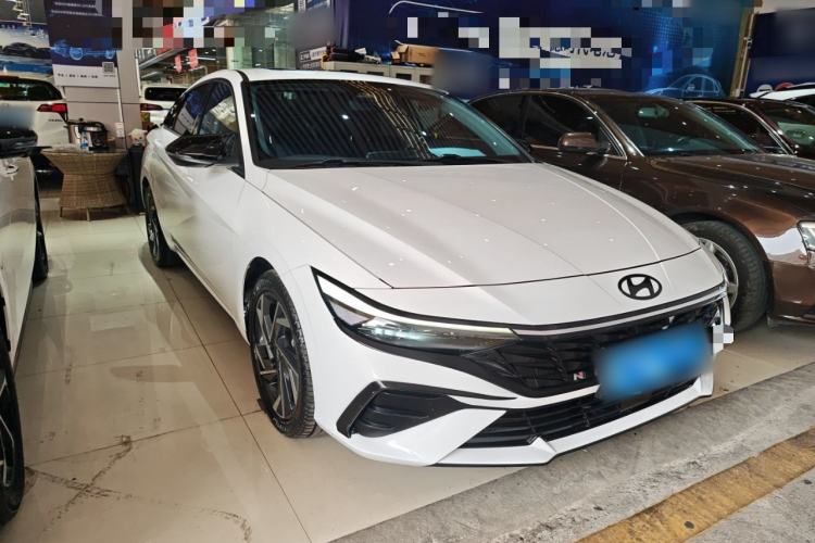 Used Hyundai Elantra 2023 1.5L CVT LUX Prestige Edition Front Right 45 Deg