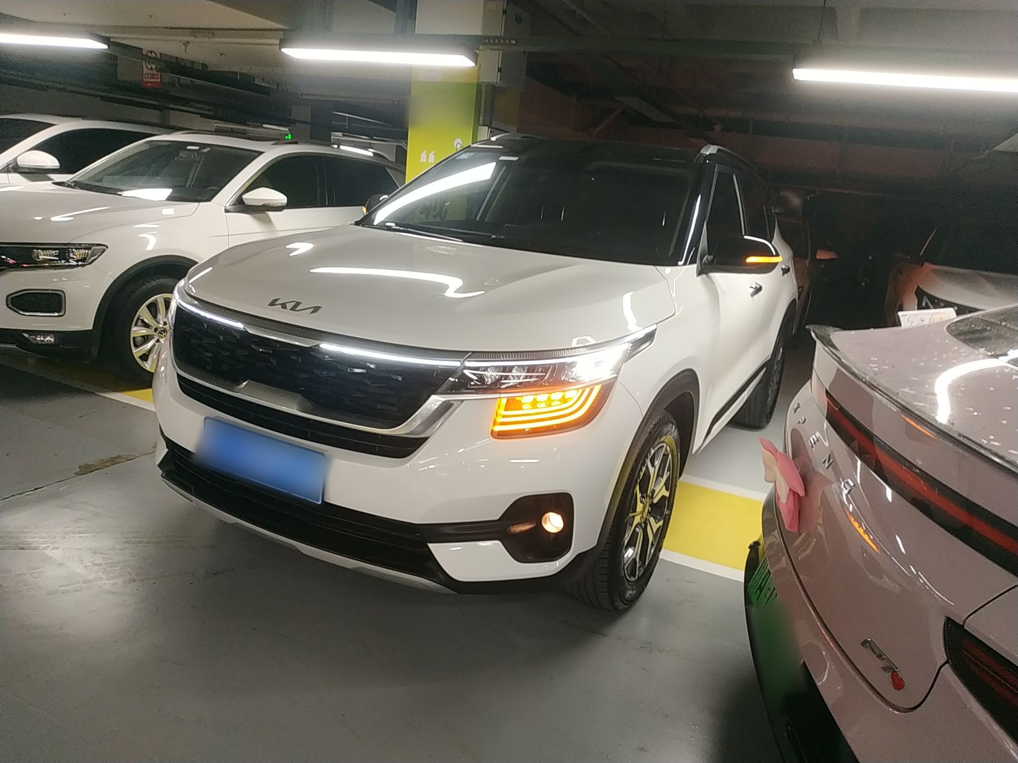 Под передней частью автомобиля