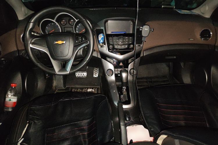 Used Chevrolet Cruze 2013 Hatchback 1.6L Automatic Luxury Model Center Console