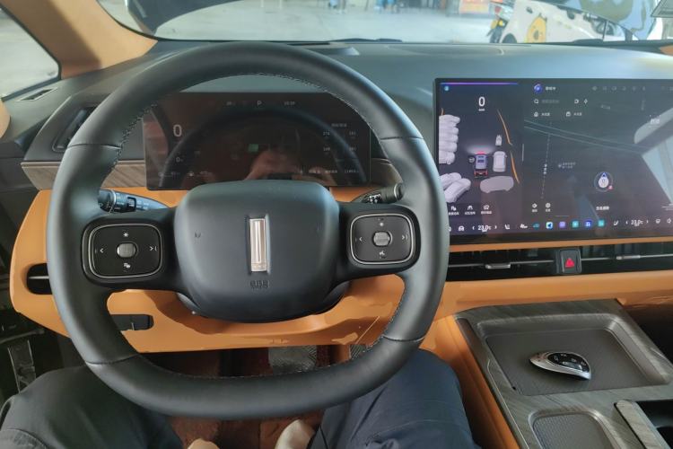 Used Wey Gaoshan 2025 Four-Wheel Drive Alpine 8 Steering Wheel