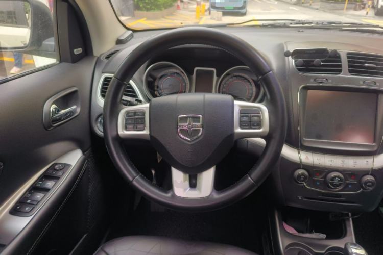 Used Dodge Journey 2013 2.4L Two-Wheel Drive Luxury Version Steering Wheel