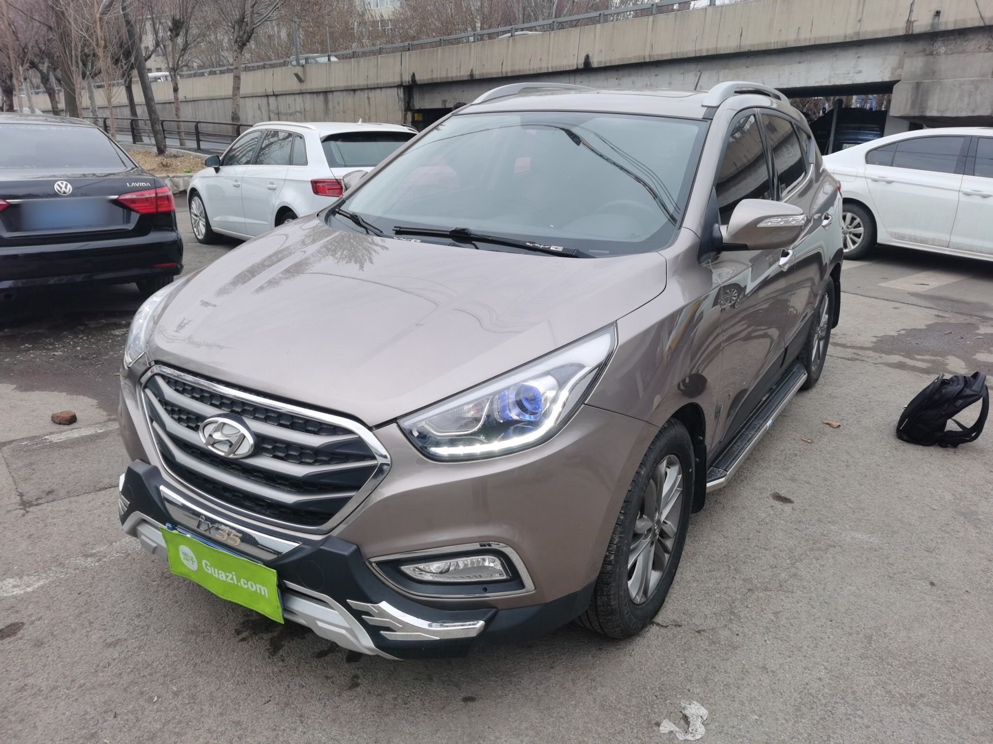 تحت مقدمة السيارة