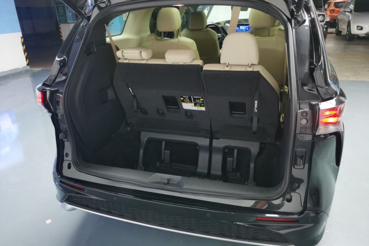 Used Toyota Granvia 2022 2.5L Hybrid Premium Edition Trunk