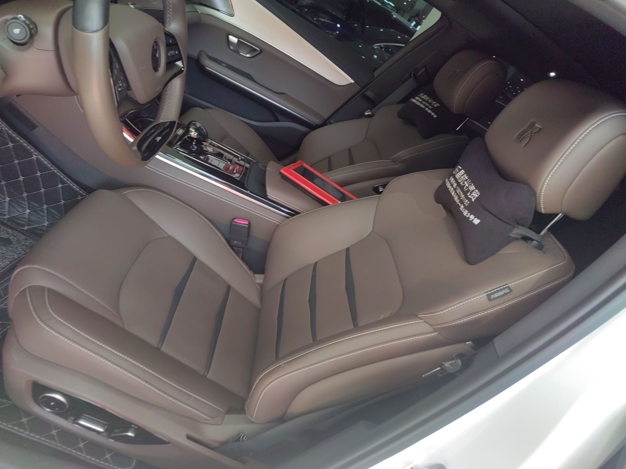 المقاعد الأمامية داخل السيارة