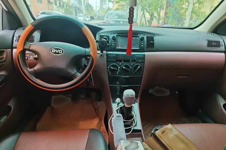 Used BYD F3 2016 1.5L Manual Comfort Model Center Console