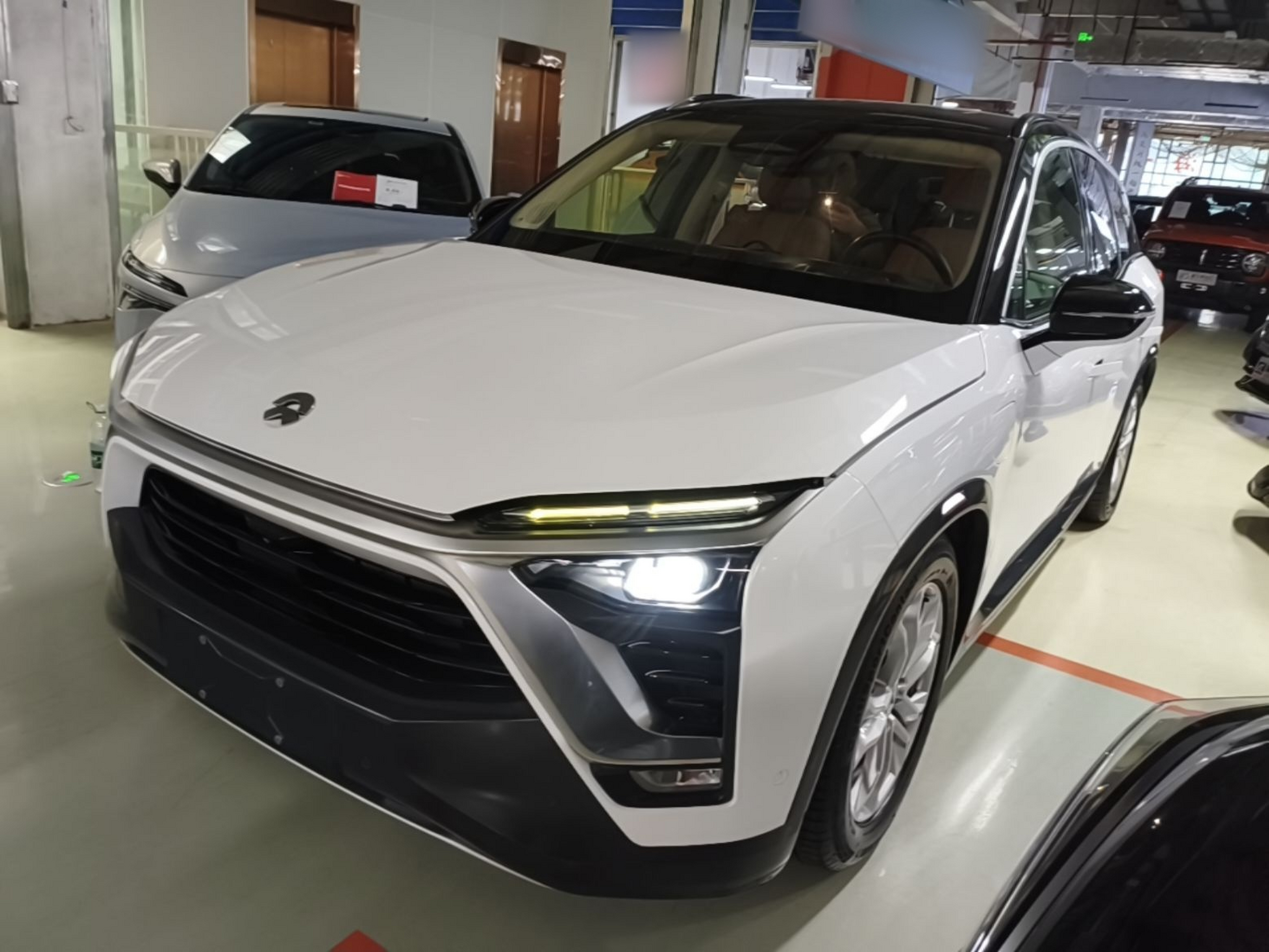 Под передней частью автомобиля