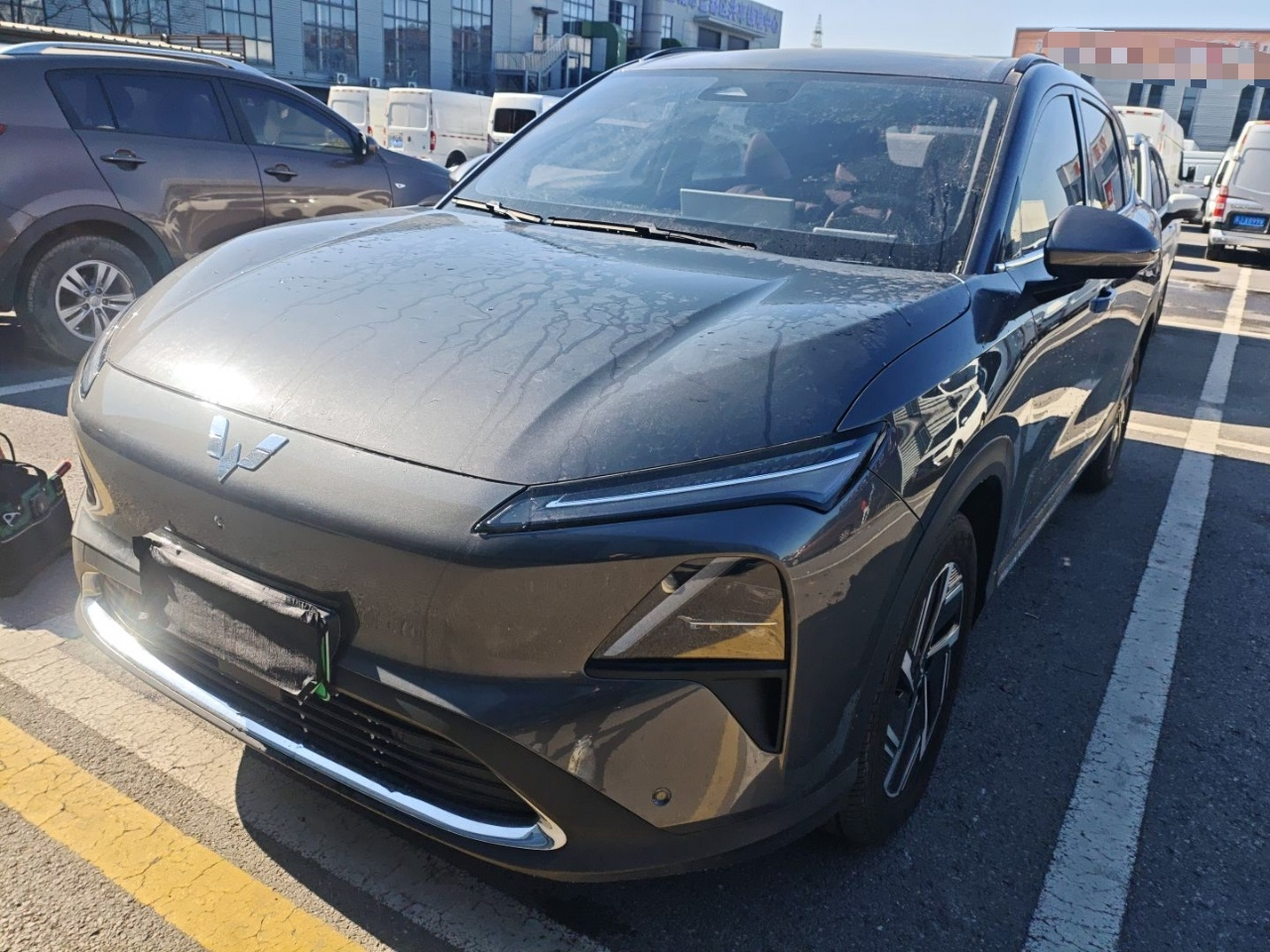Под передней частью автомобиля