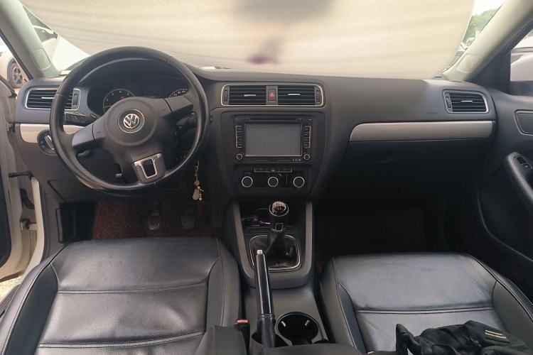 Used Volkswagen Sagitar 2014 1.6L Manual Comfort Model Center Console