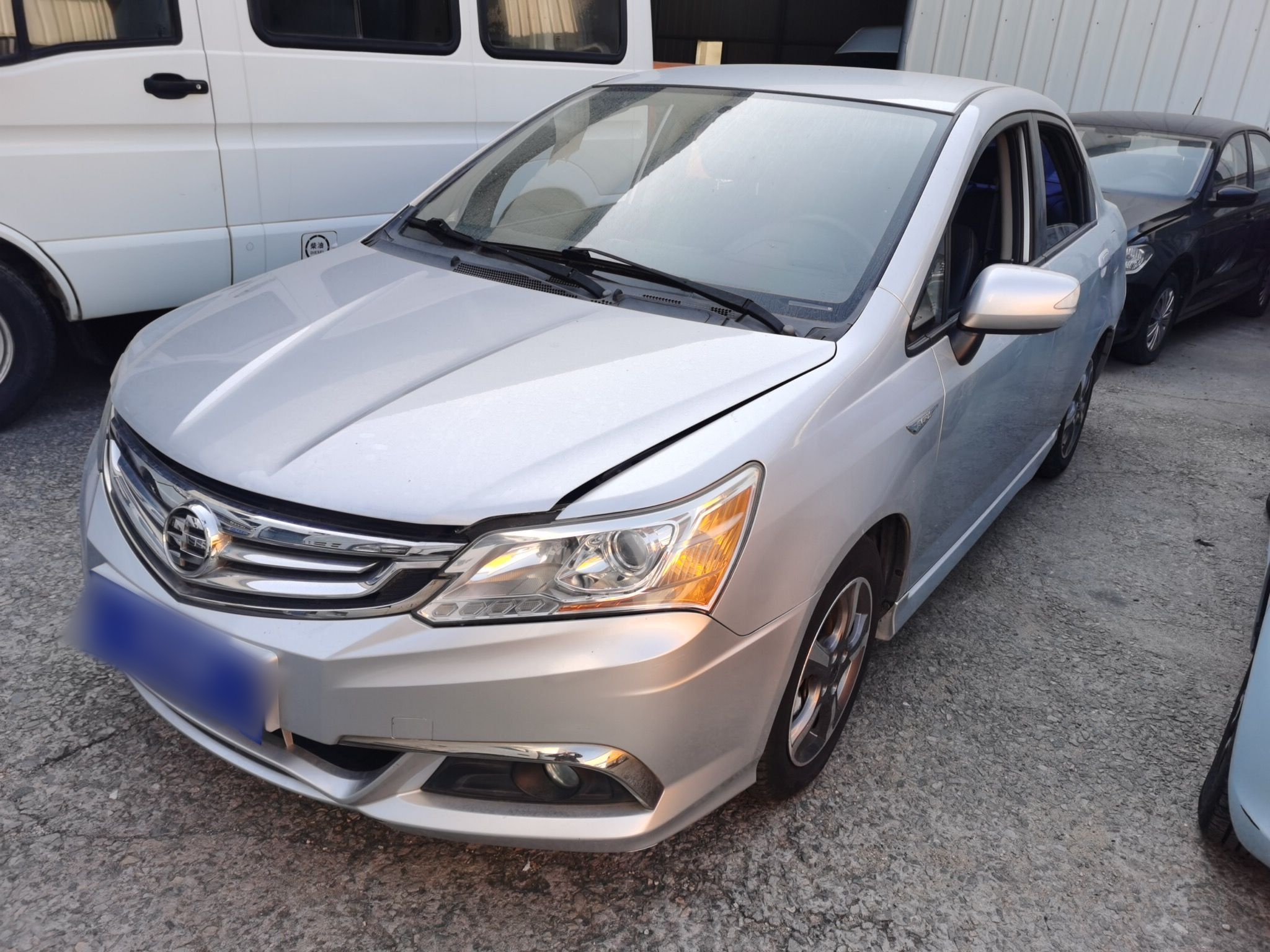 تحت مقدمة السيارة