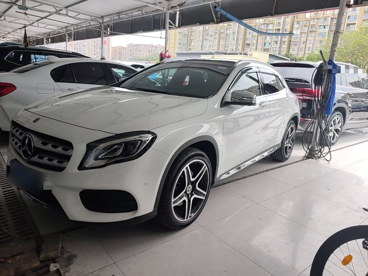 Под передней частью автомобиля